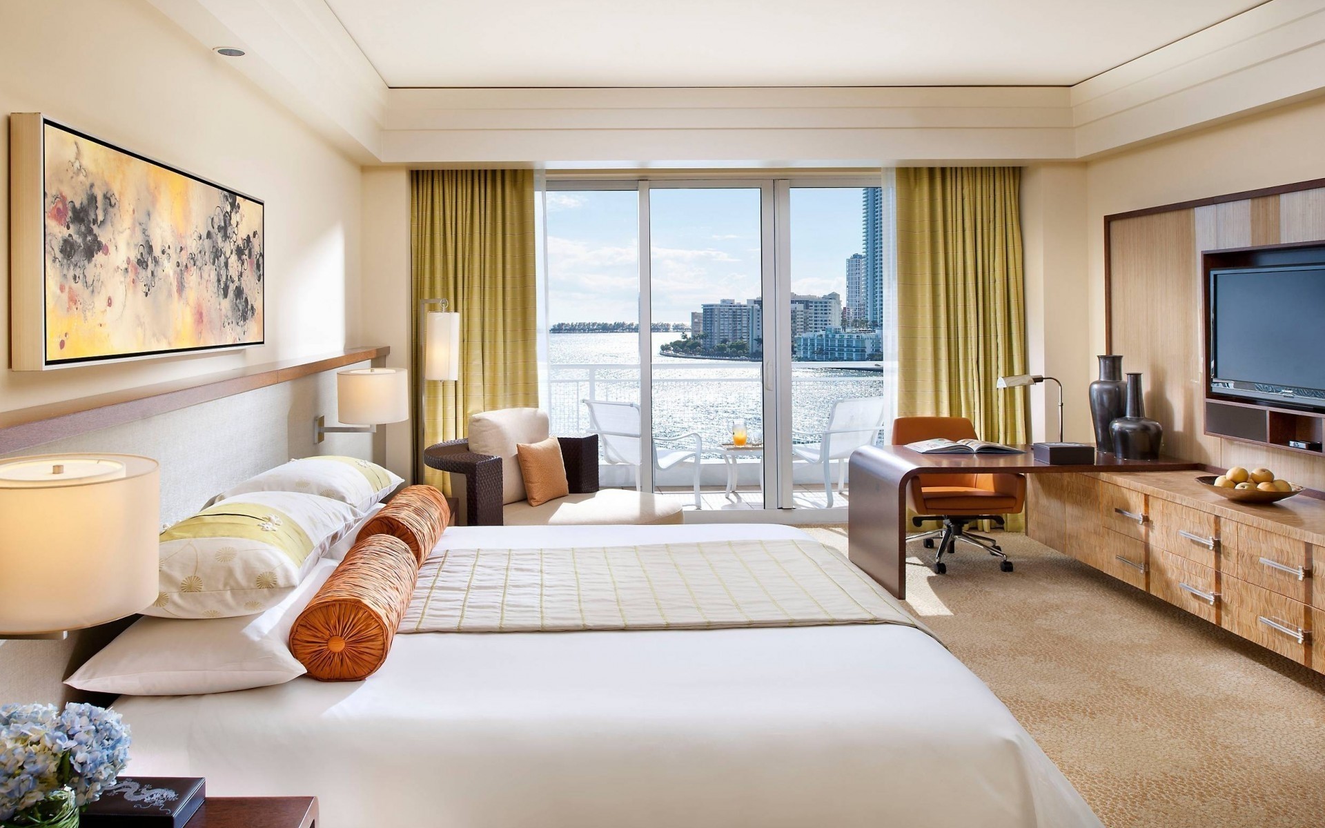 мебель номер спальня в помещении кровать лампа окна дизайн интерьера таблица подушка место дома квартира отель роскошные современные пол ковер дом стул номер в отеле дизайн комнаты