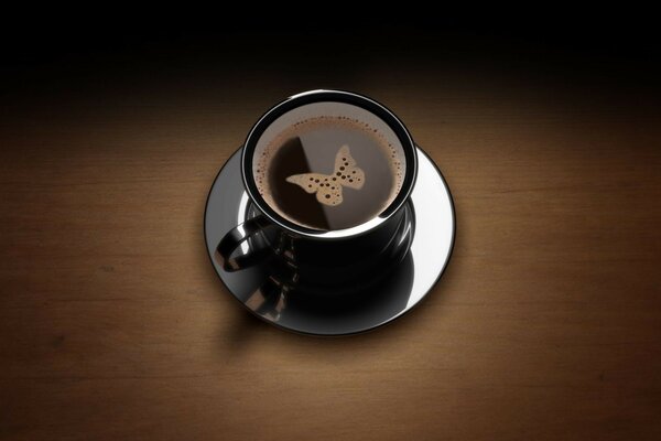 Schmetterling aus Schaumstoff in einer Tasse Kaffee