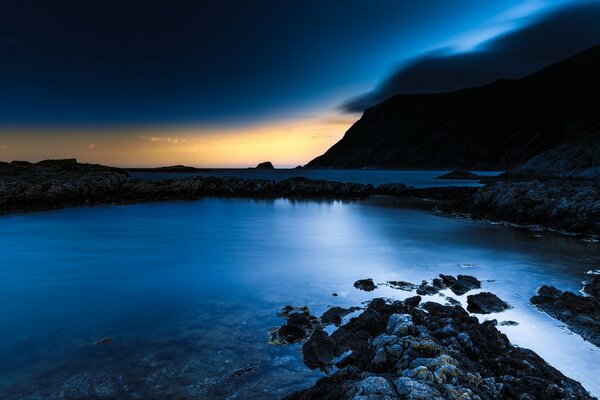 Crepúsculo en el fondo del mar y las montañas