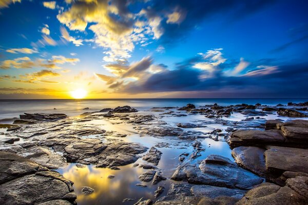 Cielo mar y costa de piedra