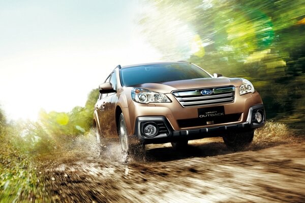 Автомобиль Subaru на дороге в движении