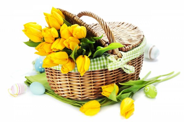 Cesta de Pascua con tulipanes amarillos