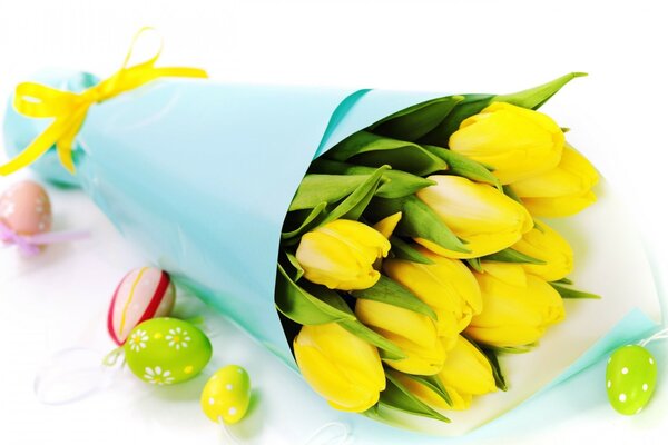 Ein heller Strauß gelber Tulpen