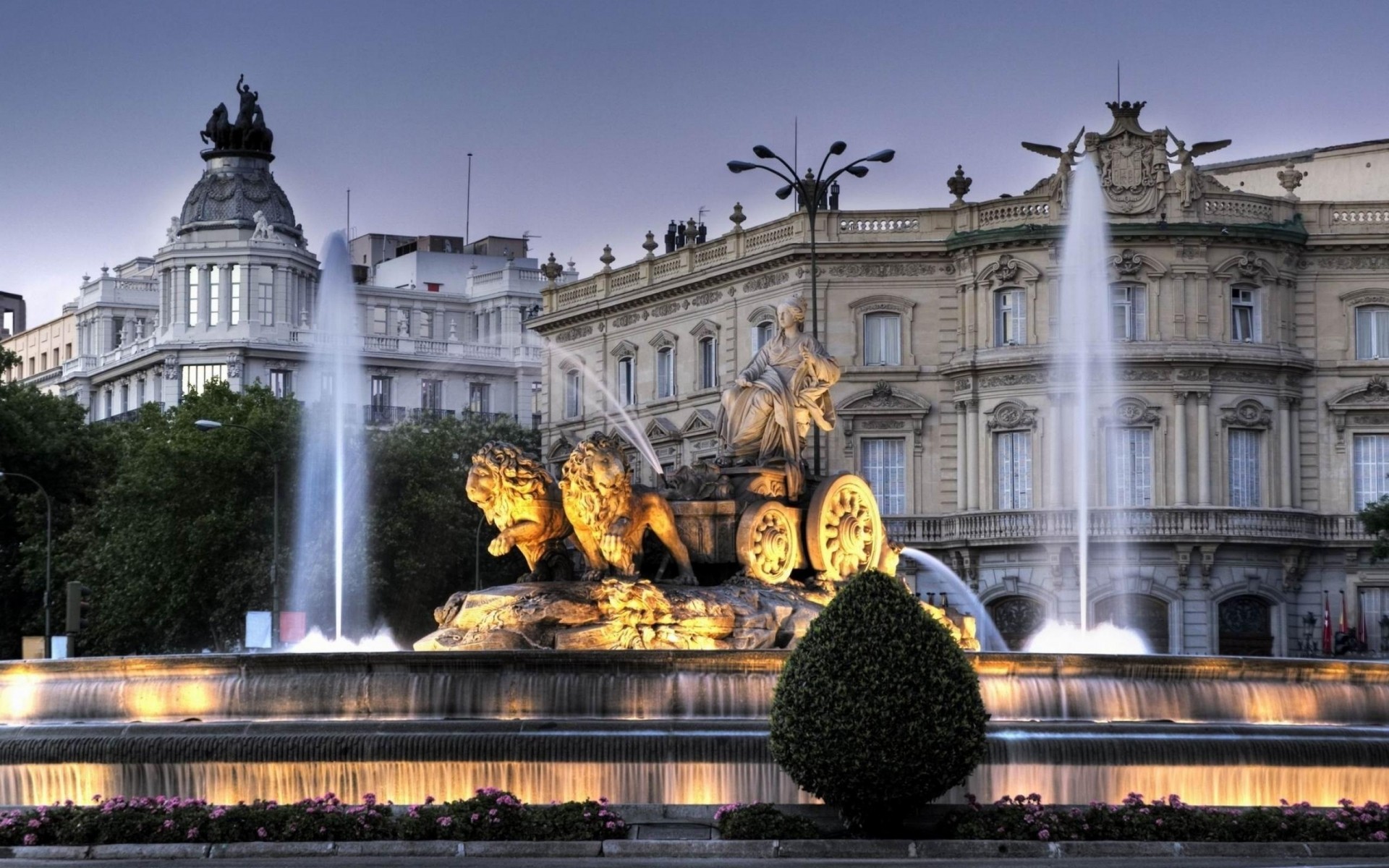 espagne fontaine architecture maison voyage ville point de repère tourisme statue célèbre monument ciel château vieux sculpture eau extérieur historique urbain spectacle place char lions palais palais linares