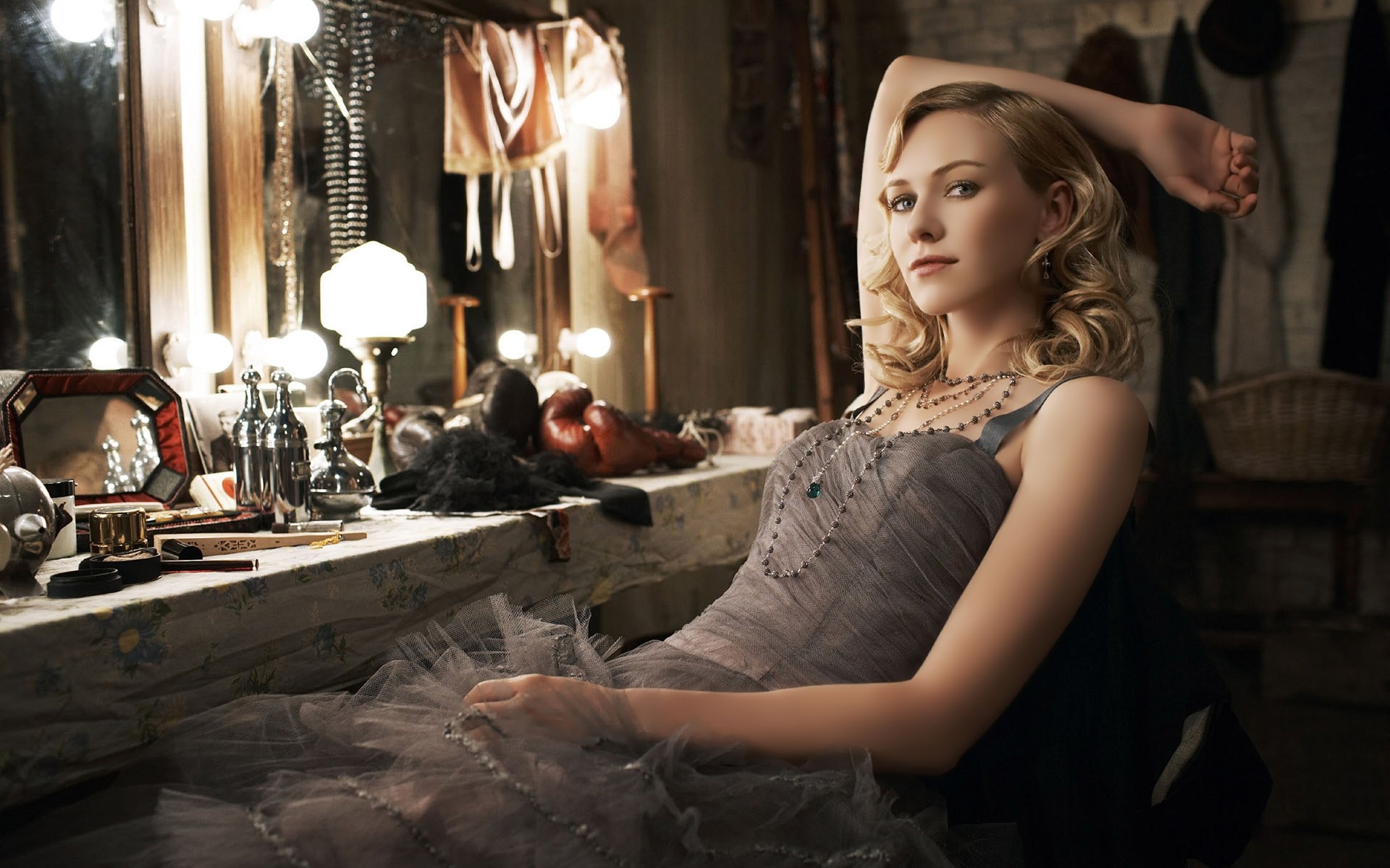 женщина мода взрослый гламур портрет один в помещении модель номер платье