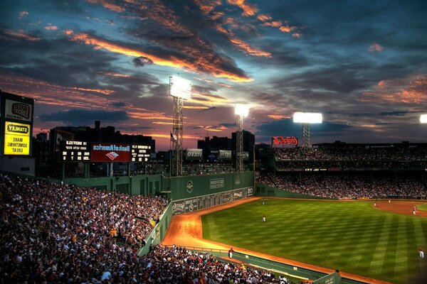 Fenway boston park nuvole persone beysball baseball