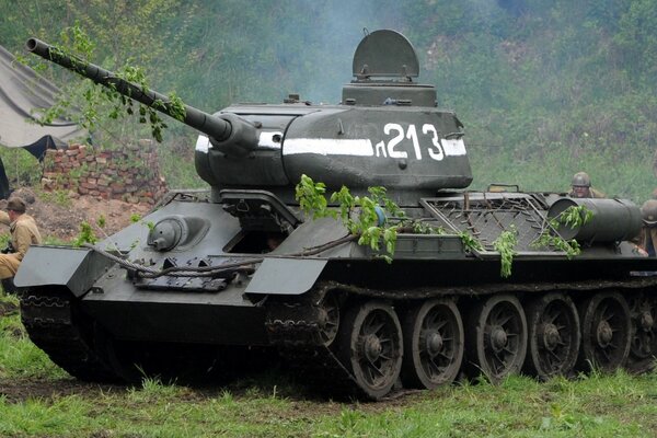 Un tanque disfrazado en un campamento militar