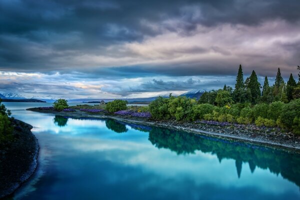 Spektakuläre Landschaft des Abendflusses