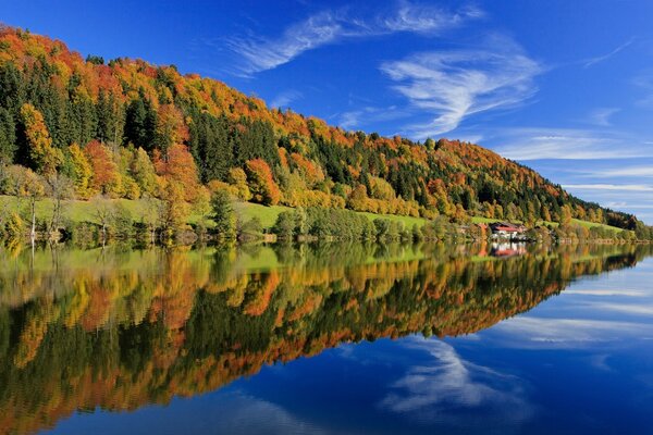 Klares Wasser. Blauer Himmel