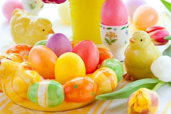 Bellissimo servizio di uova di Pasqua