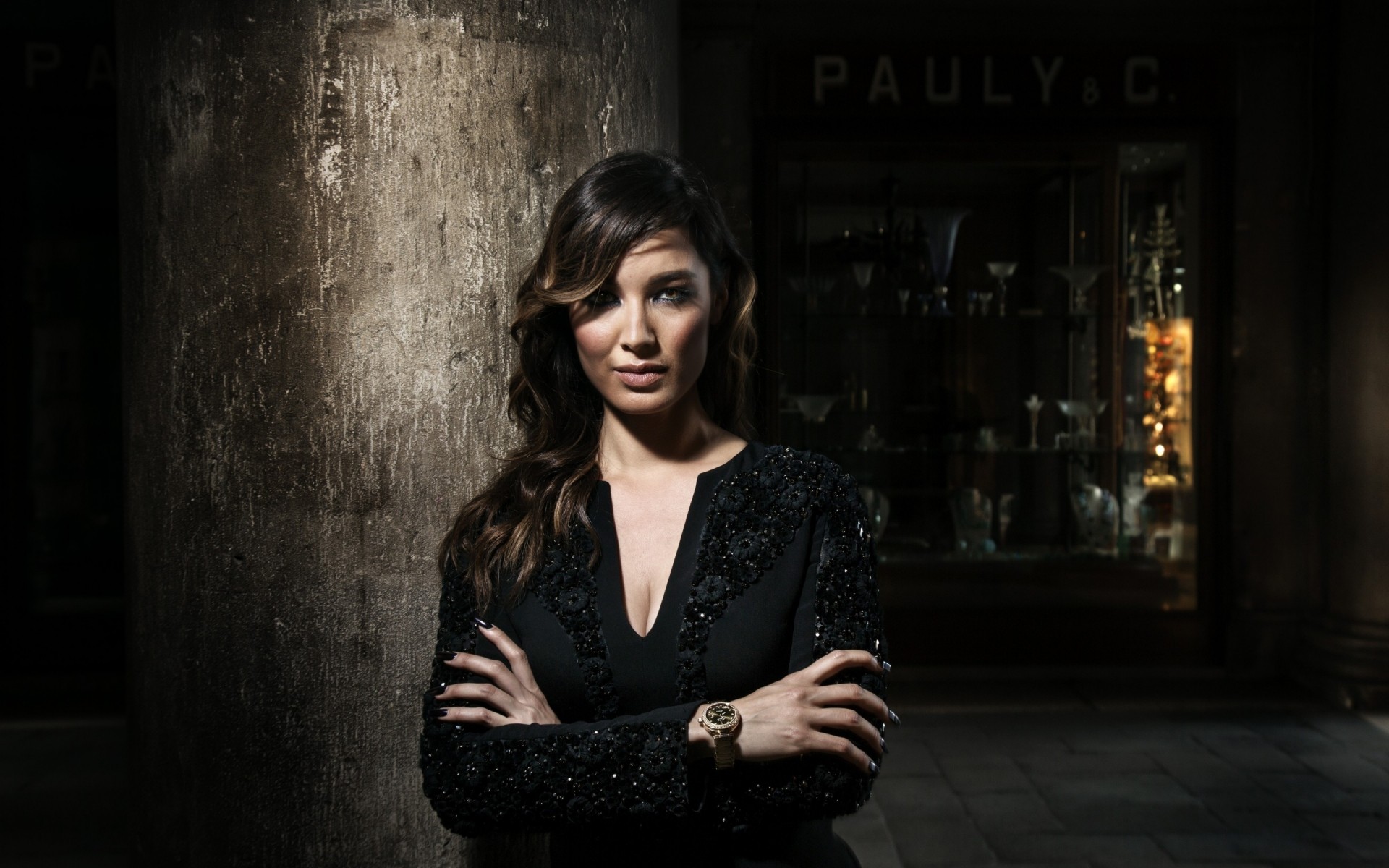 женщина портрет мода один носить взрослый модель в помещении темный девушка актриса беренис marlohe знаменитости знаменитости