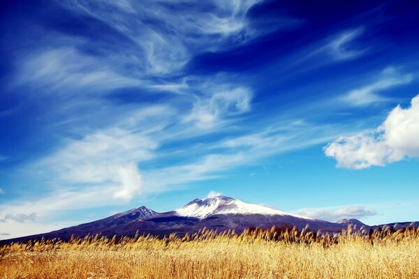 Las nubes flotan sobre la tierra dorada