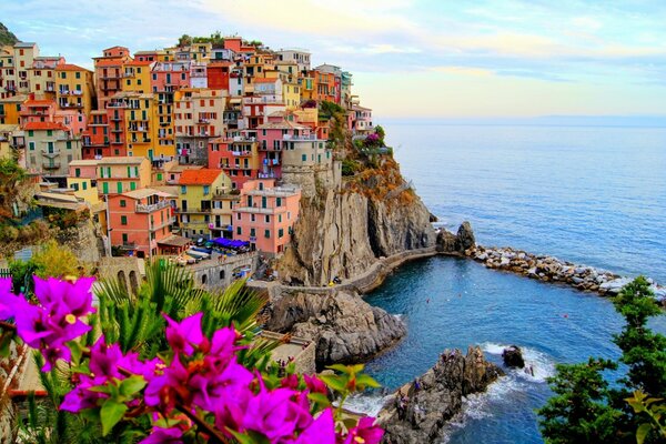 Una pequeña ciudad en Italia en verano