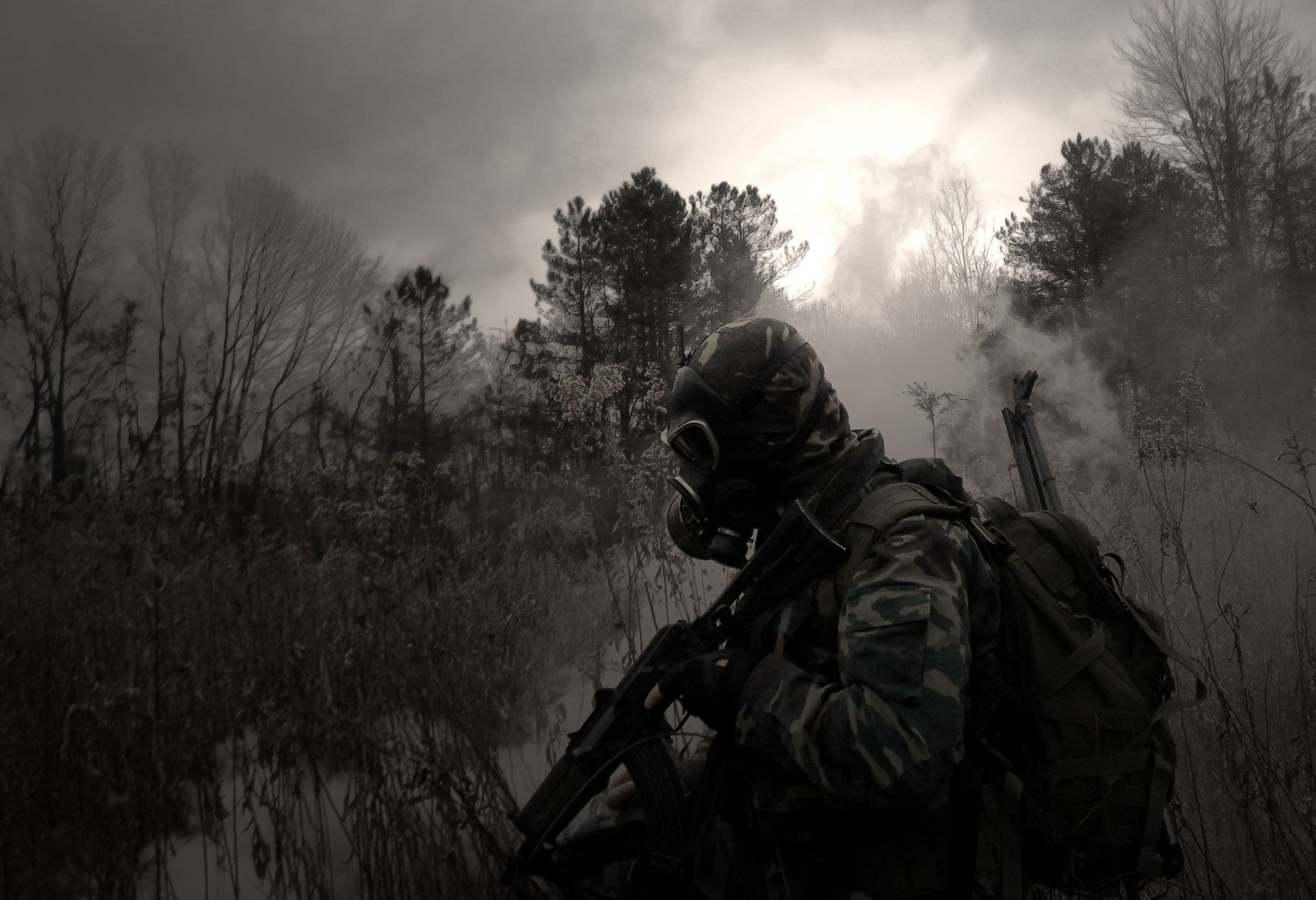 forças especiais soldado guerra militar adulto arma arma combate uniforme exército homem rifle solteiro capacete fumaça árvore