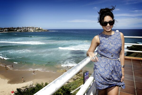 Hottie modello sorridente sulla spiaggia