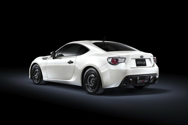 Subaru sport blanc sur fond noir