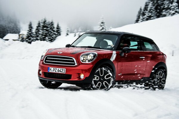 Mini Cooper derrape en el camino nevado