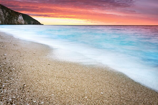 Mar y playa en verano al atardecer