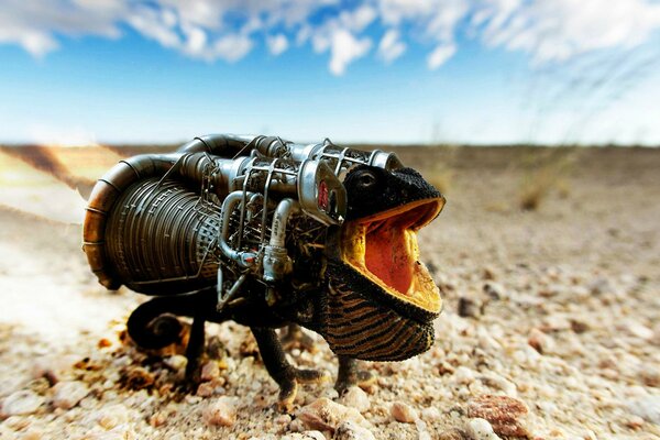 Combattant fantastique avec des armes sur le dos, caméléon avec la bouche grande ouverte