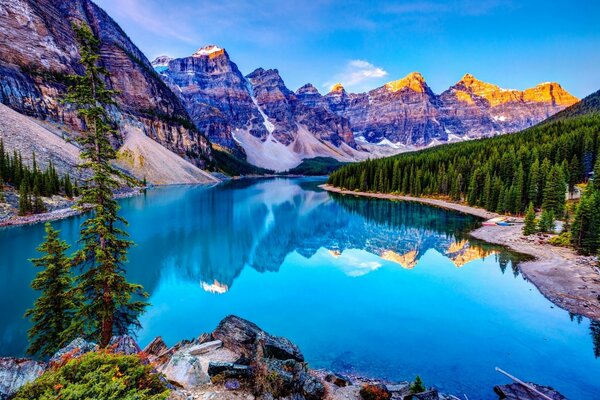 一个美丽的风景，有一个蓝色的湖和一个超越山脉的日出
