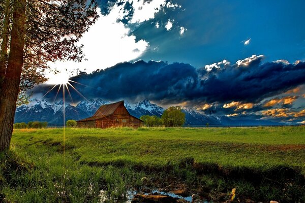 Nuages incroyables entourés d un champ d herbe