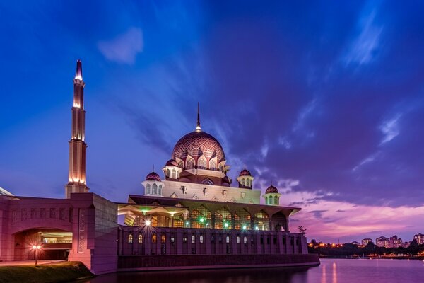 Je me demande si la mosquée dort la nuit