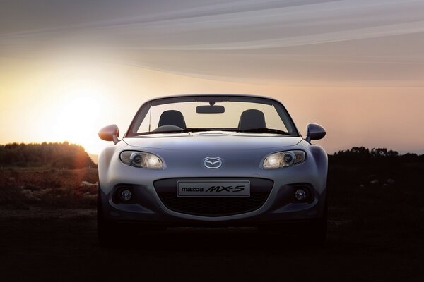 Mazda convertible en la mañana del amanecer