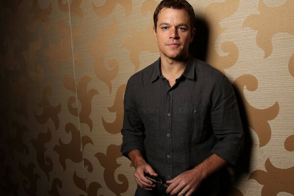 Matt Damon se tient près du mur