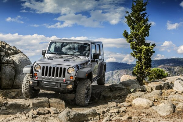 Jeep unter den Steinen in den Bergen