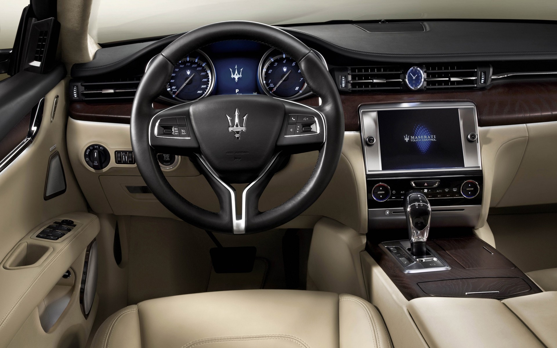 maserati auto armaturenbrett lenkrad auto fahren tacho handbuch transportsystem dash schnell kontrolle räder kilometerzähler cockpit verschiebung automobil- geschwindigkeit motor fahrer maserati quattroporte in