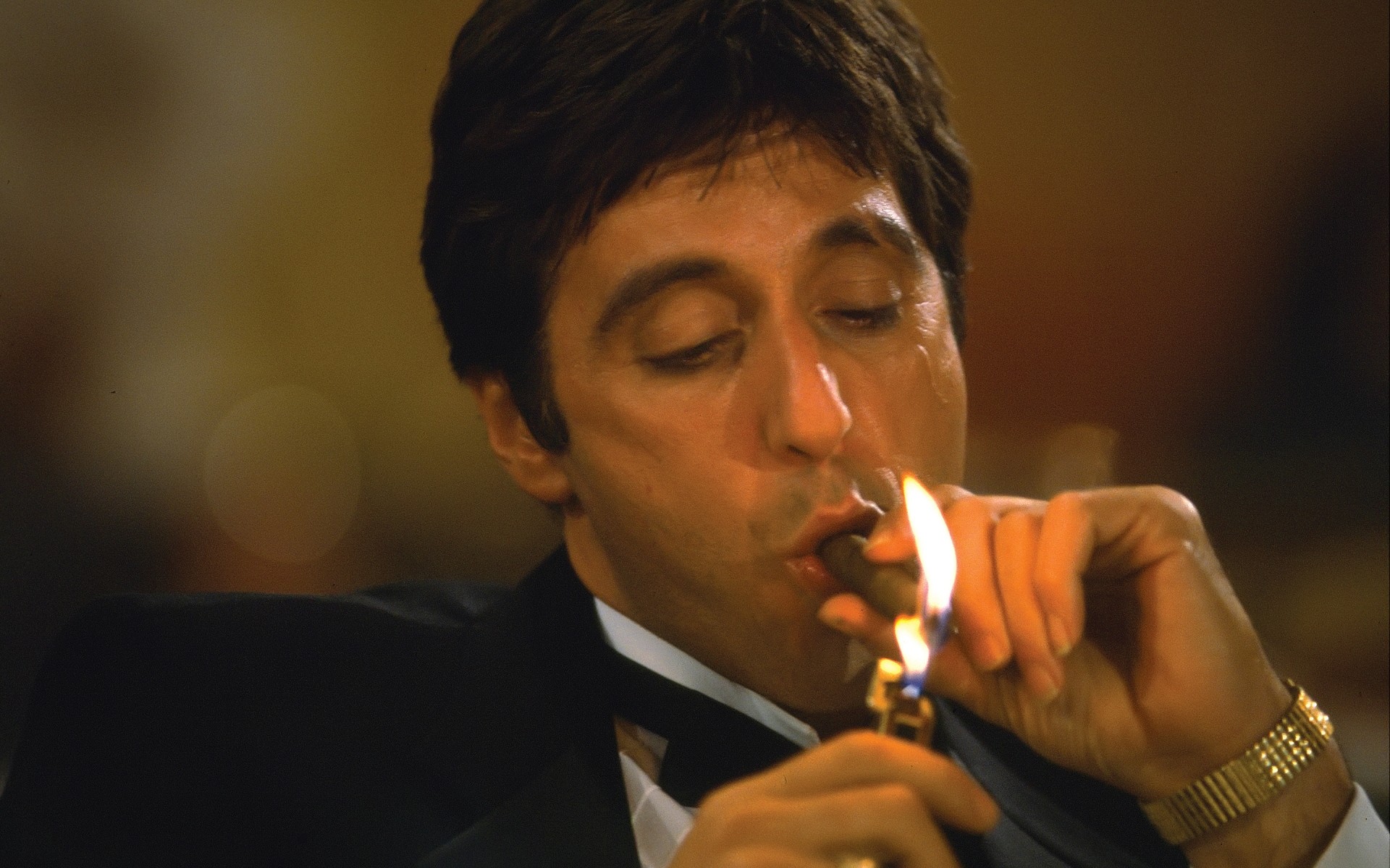 film singolo ritratto adulto indossare espressione facciale vista laterale vestito uomo interno scarface tony montana