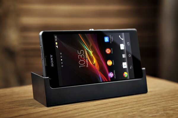 Smartphone Sony con schermo acceso