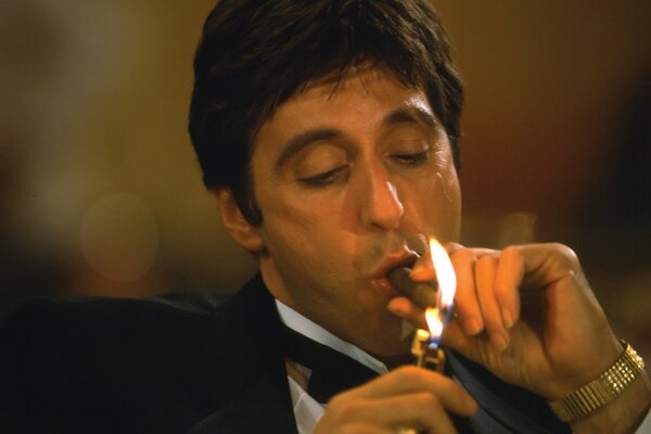 Al Pacino zündet eine Zigarre aus einem Feuerzeug an