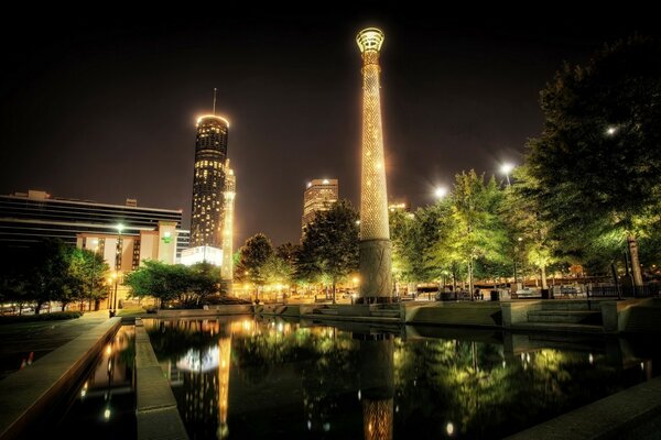 Ciudad luminosa nocturna en Estados Unidos