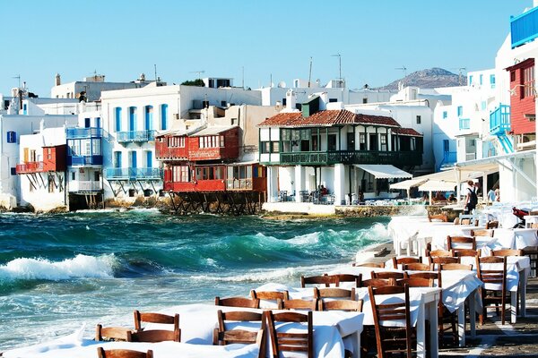 Café cerca del mar en Grecia