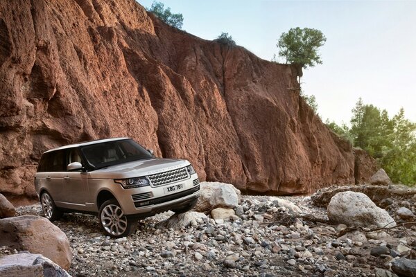 Travel on a range rover through rocky places