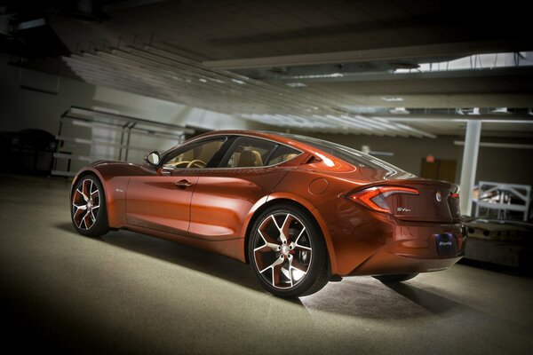 Voiture de course de couleur rouge