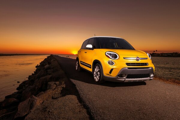 Coche en el fondo de la puesta de sol amarillo