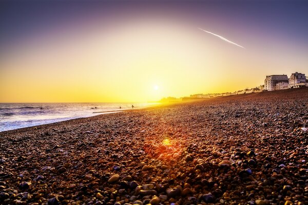 Coucher de soleil sur la mer, vue de la plage