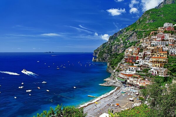 Ville sur un rocher au bord de la mer