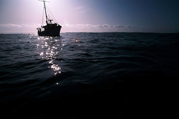 Coucher de soleil en été dans l océan. bateau sur l eau