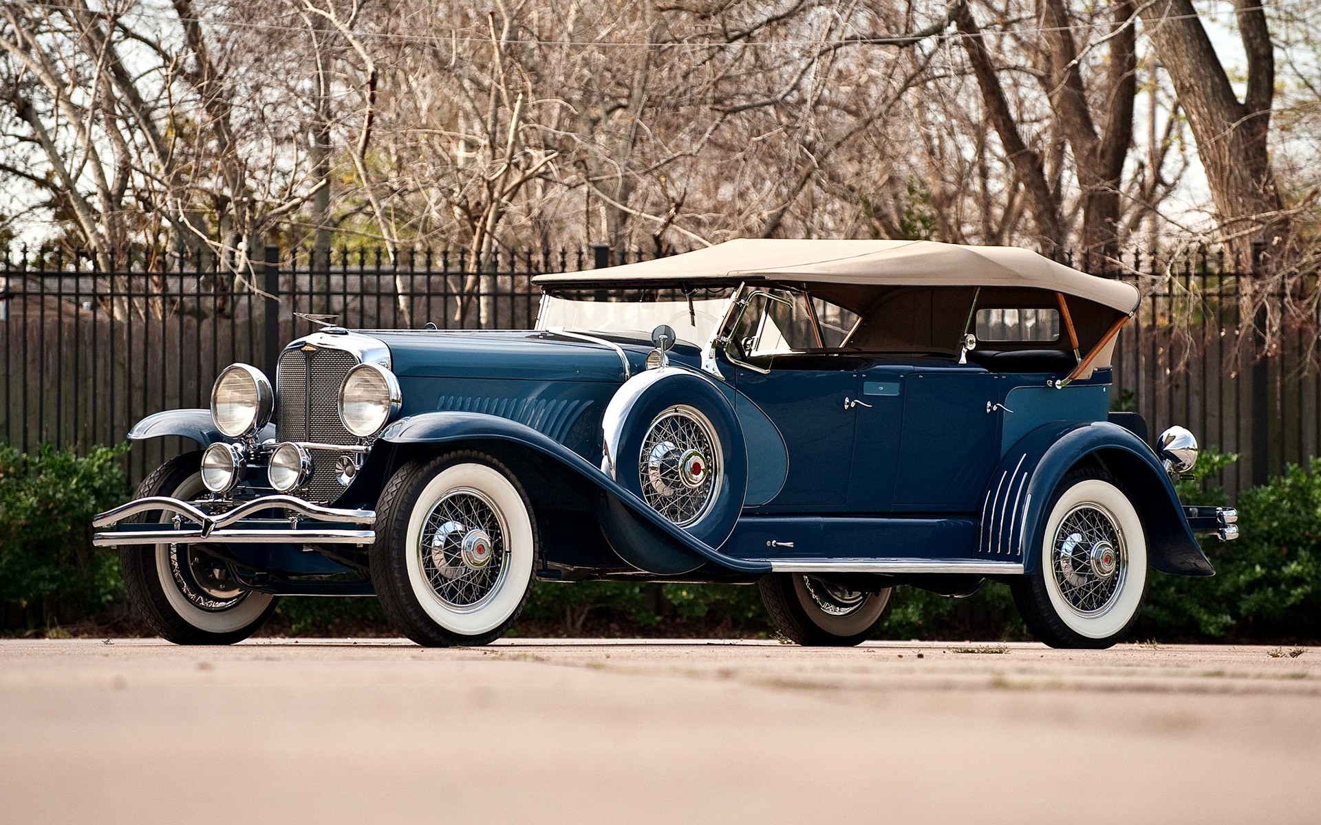 classic / old cars auto fahrzeug transportsystem antrieb räder automobil klassisch motor vintage scheinwerfer motorhaube nostalgie cabrio coupé auto chrom