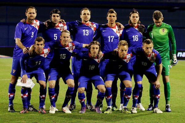 Equipo de fútbol con uniforme azul en el campo de fútbol