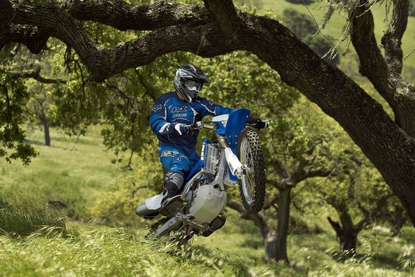 Deportes de motor al aire libre en movimiento