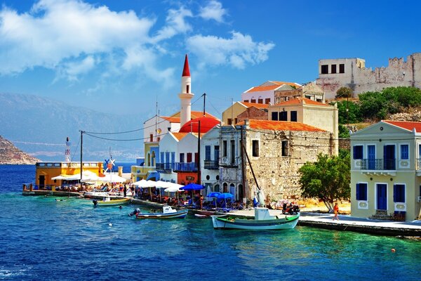 Bella foto della città vicino al mare