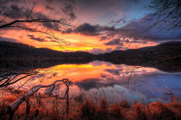 Amanecer de otoño con el reflejo del cielo