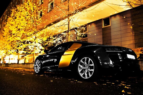 Auto nera su Autumn Night Street