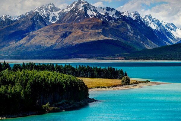 Enormes montañas y un lago turquesa