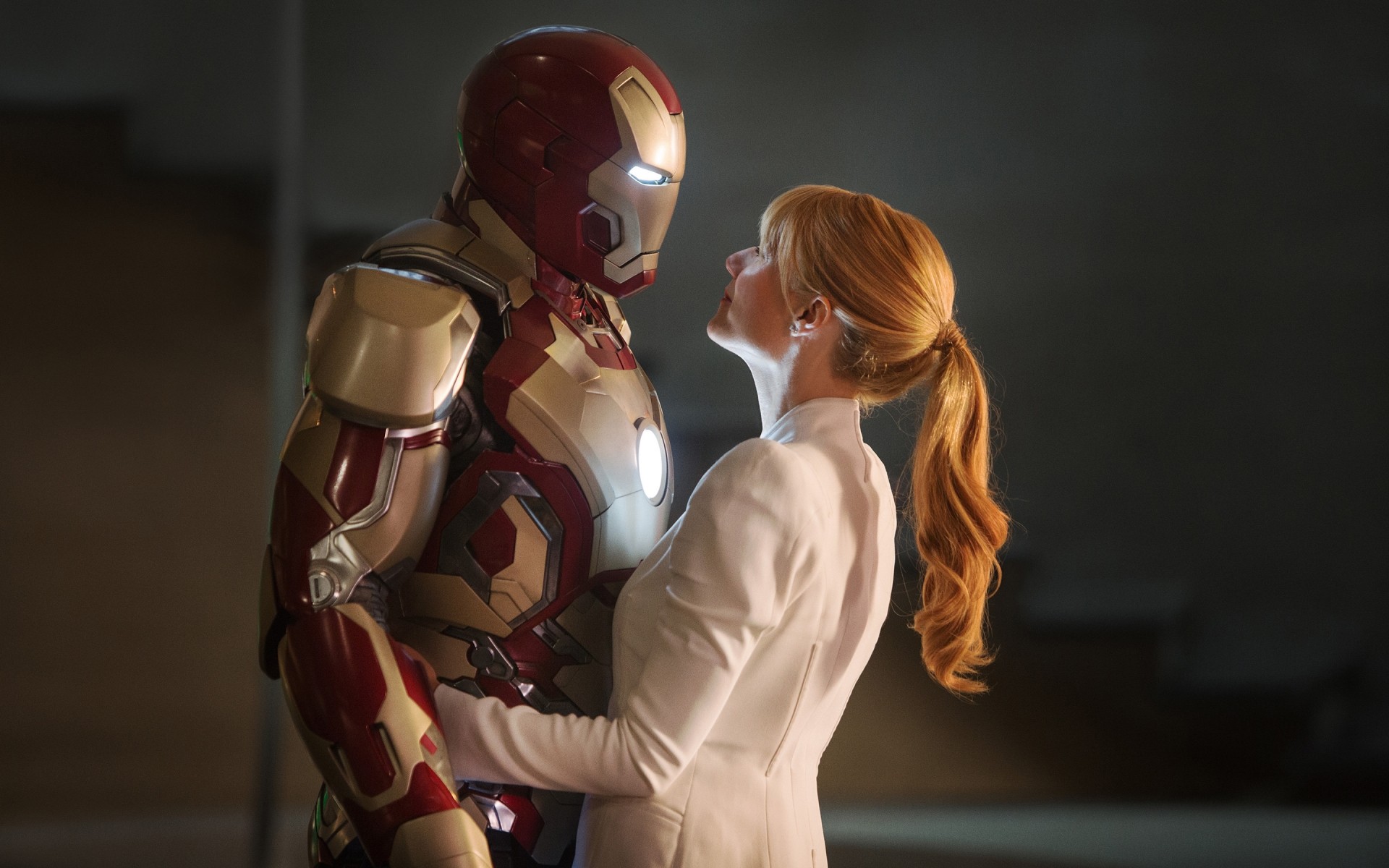 filme erwachsener frau porträt wettbewerb ein mann tragen mädchen zwei iron man