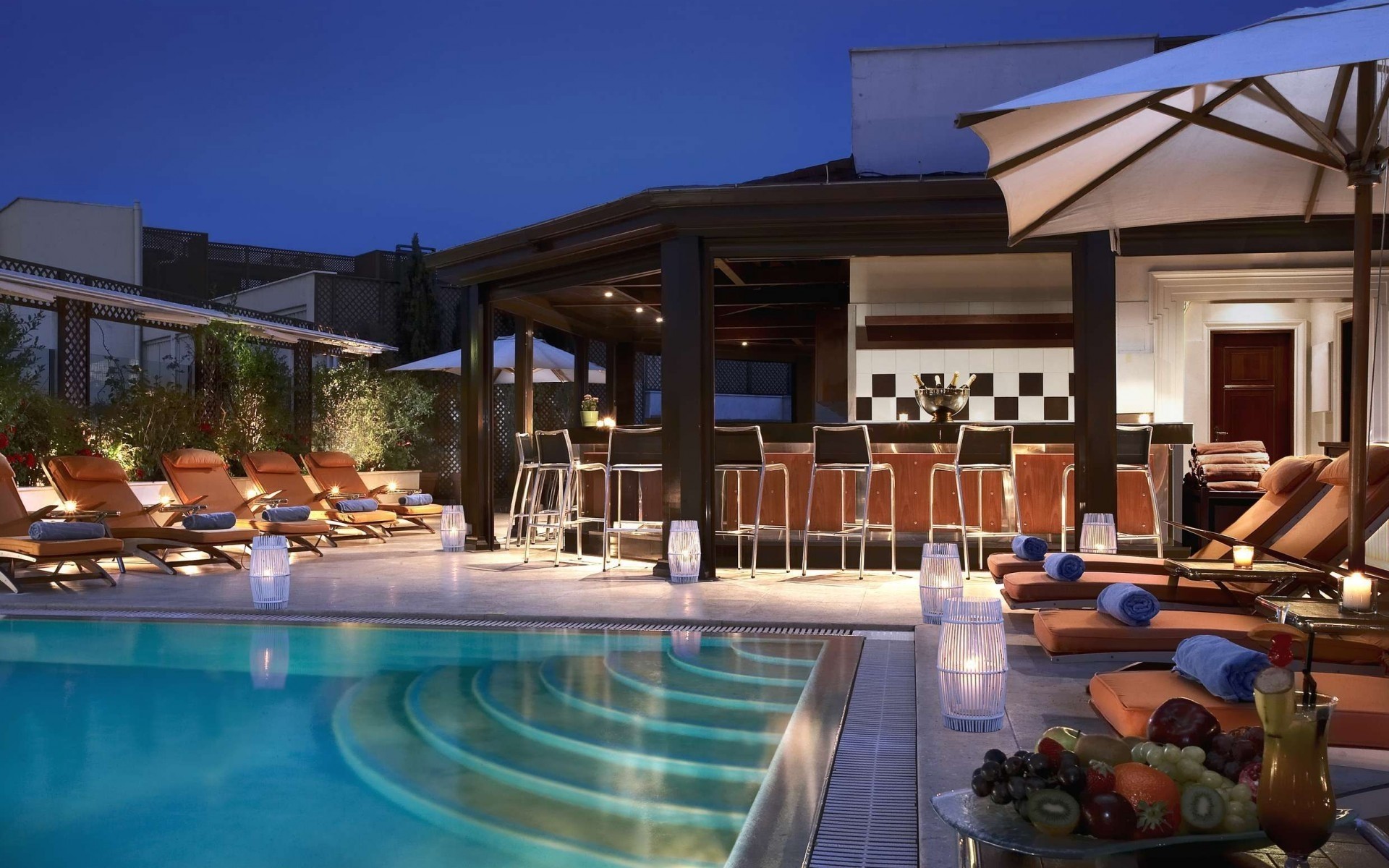 бассейн плавательный бассейн роскошные отель стул у бассейна курорт плавание мебель патио путешествия место вилла диван воды таблица отпуск отдых тропический